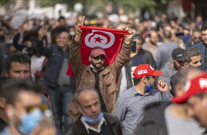Un millier de manifestants dénoncent à Tunis la dissolution du parlement par le président Saied