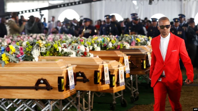 Afrique du Sud: Grosse émotion politique aux funérailles de 21 adolescents morts dans un bar informel