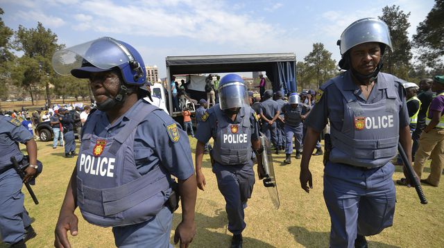 Afrique du Sud: 13 policiers arrêtés suite au décès d’un prisonnier pendant le confinement
