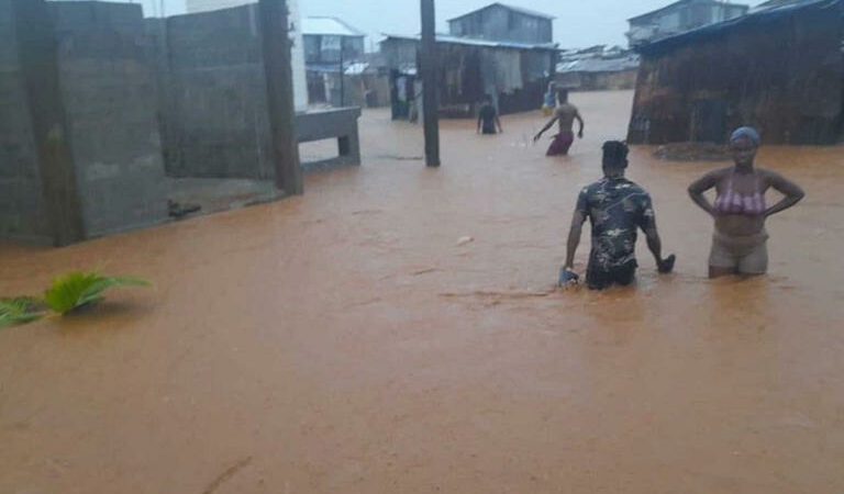 Un glissement de terrain et des inondations en Sierra Leone font huit morts