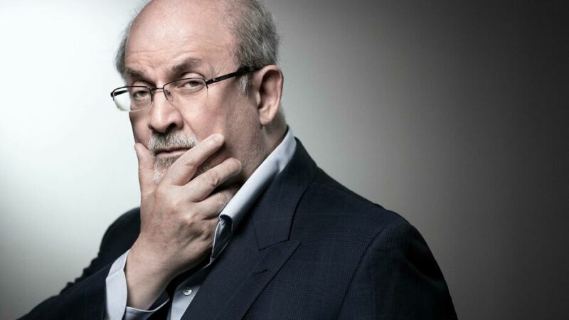 Etats-Unis : Nette amélioration de l’état de santé de Salman Rushdie après son agression au couteau