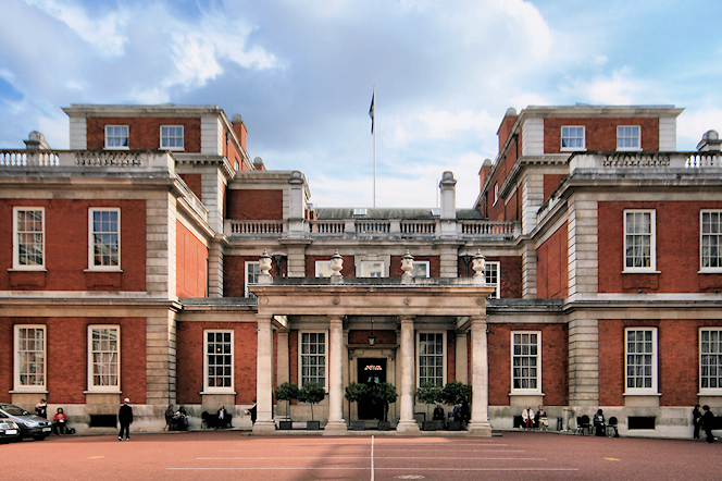 Le Togo formalise son au Commonwealth par une cérémonie du «lever de drapeau» le 20 octobre à Marlborough House