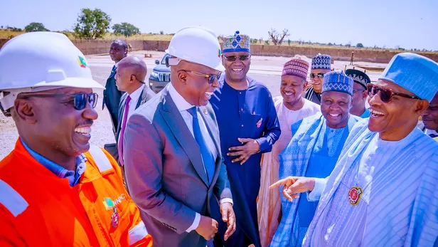 Le président nigérian Buhari inaugure le premier site de forage de pétrole dans le Nord