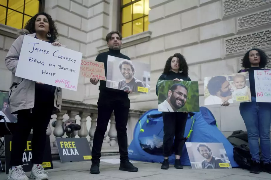 Egypte: Alaa Abdel Fattah durcit sa grève de la faim en prévision de la COP27