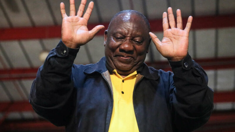 La reconduction de Ramaphosa à la tête de l’ANC interprétée diversement dans la classe politique sud-africaine