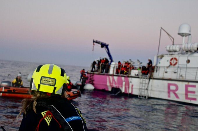 Méditerranée: Une migrante fuyant la Libye accouche sur le navire de secours de MSF