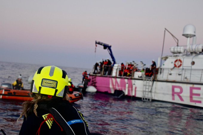 Méditerranée: Une migrante fuyant la Libye accouche sur le navire de secours de MSF