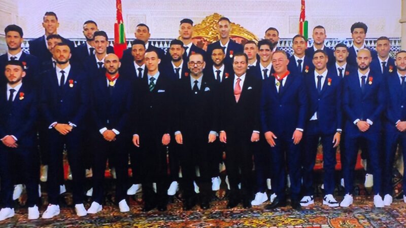 Le Roi Mohammed VI reçoit les membres de l’Équipe Nationale de football et les décore de Ouissams Royaux