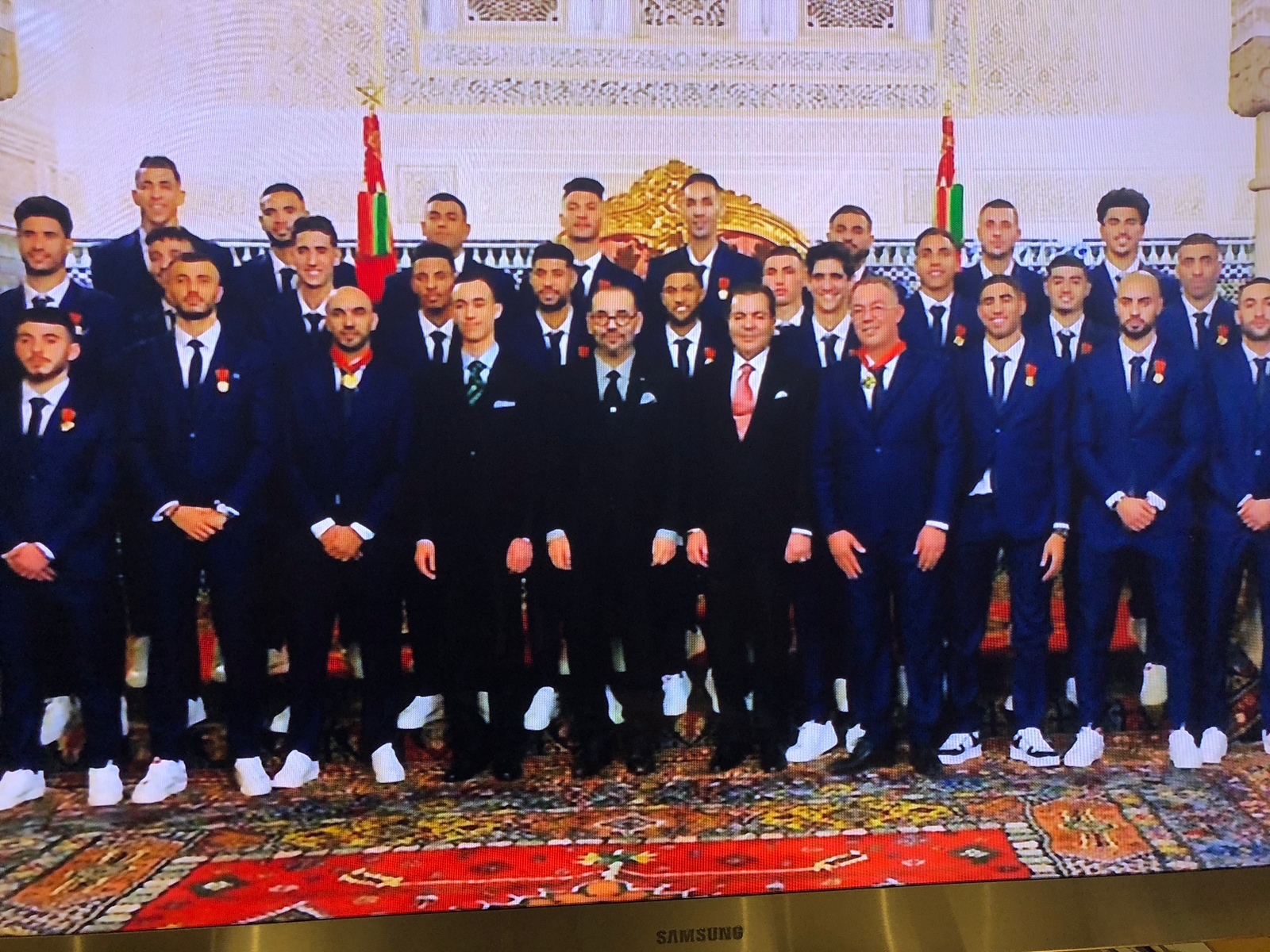 Le Roi Mohammed VI reçoit les membres de l’Équipe Nationale de football et les décore de Ouissams Royaux