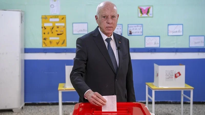 Tunisie : L’opposition appelle le président Saïed à la démission suite à une participation dérisoire aux législatives