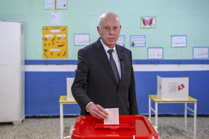 Tunisie : L’opposition appelle le président Saïed à la démission suite à une participation dérisoire aux législatives