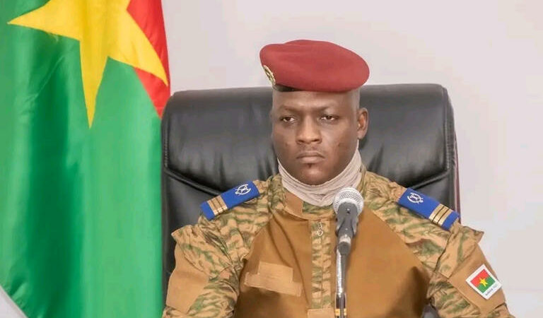 Burkina: le chef de la junte salue la «reconquête» d’une ville du nord-ouest