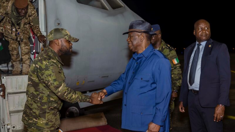 Côte d’Ivoire/Mali : Alassane Ouattara salue le «patriotisme» des soldats ivoiriens rentrés au pays