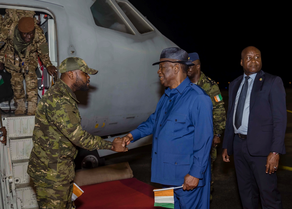 Côte d’Ivoire/Mali : Alassane Ouattara salue le «patriotisme» des soldats ivoiriens rentrés au pays