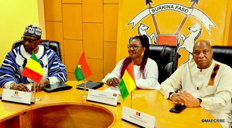 Rencontre des ministres des Affaires étrangères du Burkina, du Mali et de la Guinée à Ouagadougou