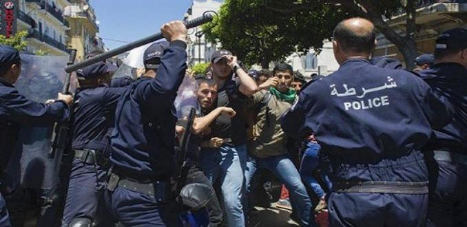 Algérie: La junte au pouvoir s’attire la réprobation générale après la dissolution du RAJ
