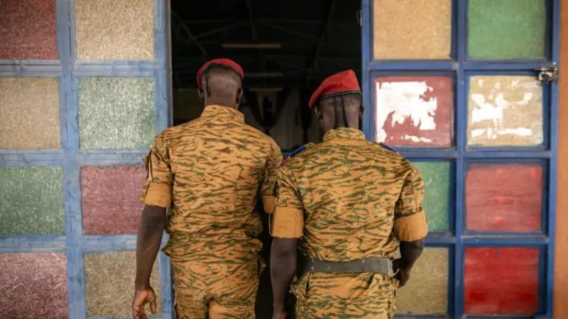 Human Rights Watch félicite le Burkina Faso pour la nouvelle loi renforçant le rôle des prévôts dans les opérations militaires