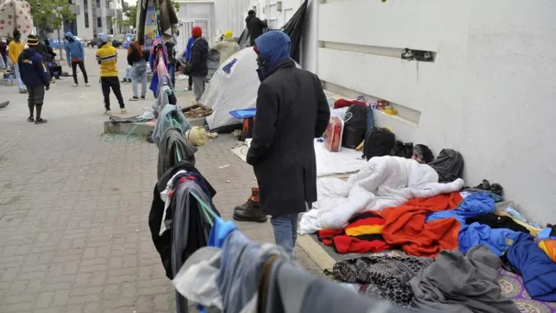 HRW lance un appel d’urgence pour la protection des migrants africains noirs en Tunisie
