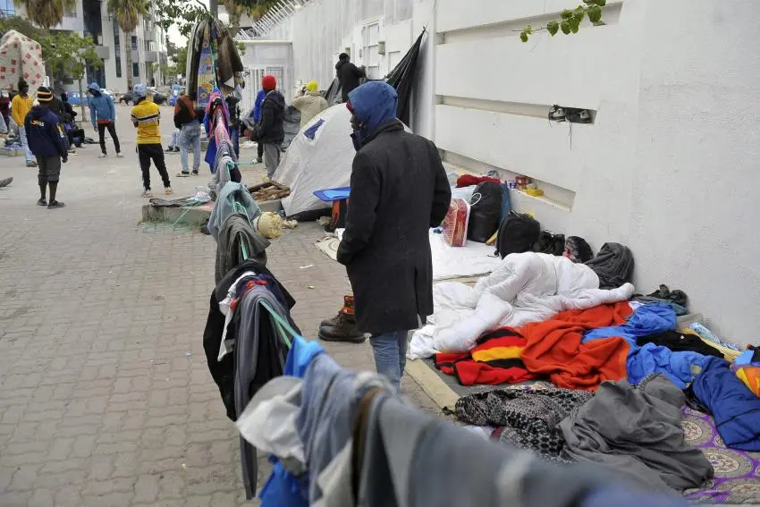 HRW lance un appel d’urgence pour la protection des migrants africains noirs en Tunisie