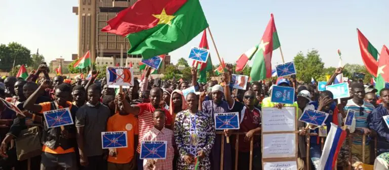 Burkina Faso: Des manifestants brûlent le drapeau européen en soutien à la Transition