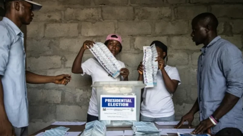 Dans l’attente des résultats de la présidentielle 2023 en Sierra Leone, la tension monte chez les partis politiques