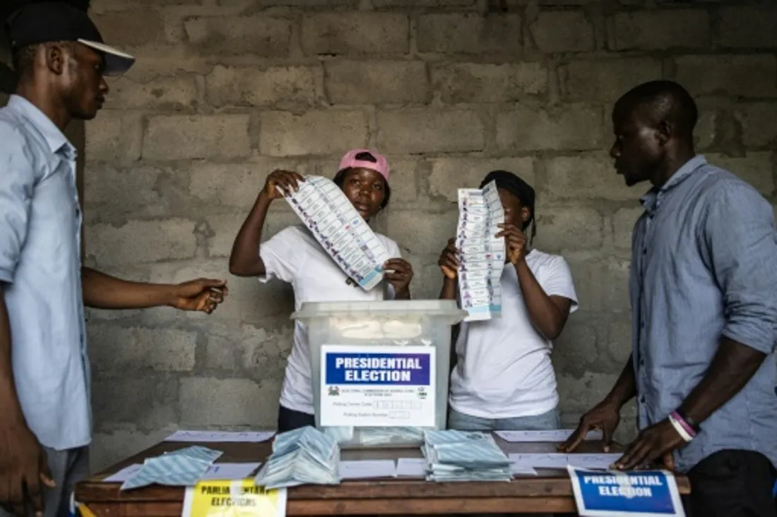 Dans l’attente des résultats de la présidentielle 2023 en Sierra Leone, la tension monte chez les partis politiques