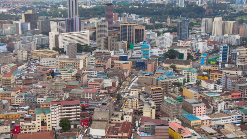 Les Kenyans contestant une imminente hausse des impôts dispersés par la police à Nairobi