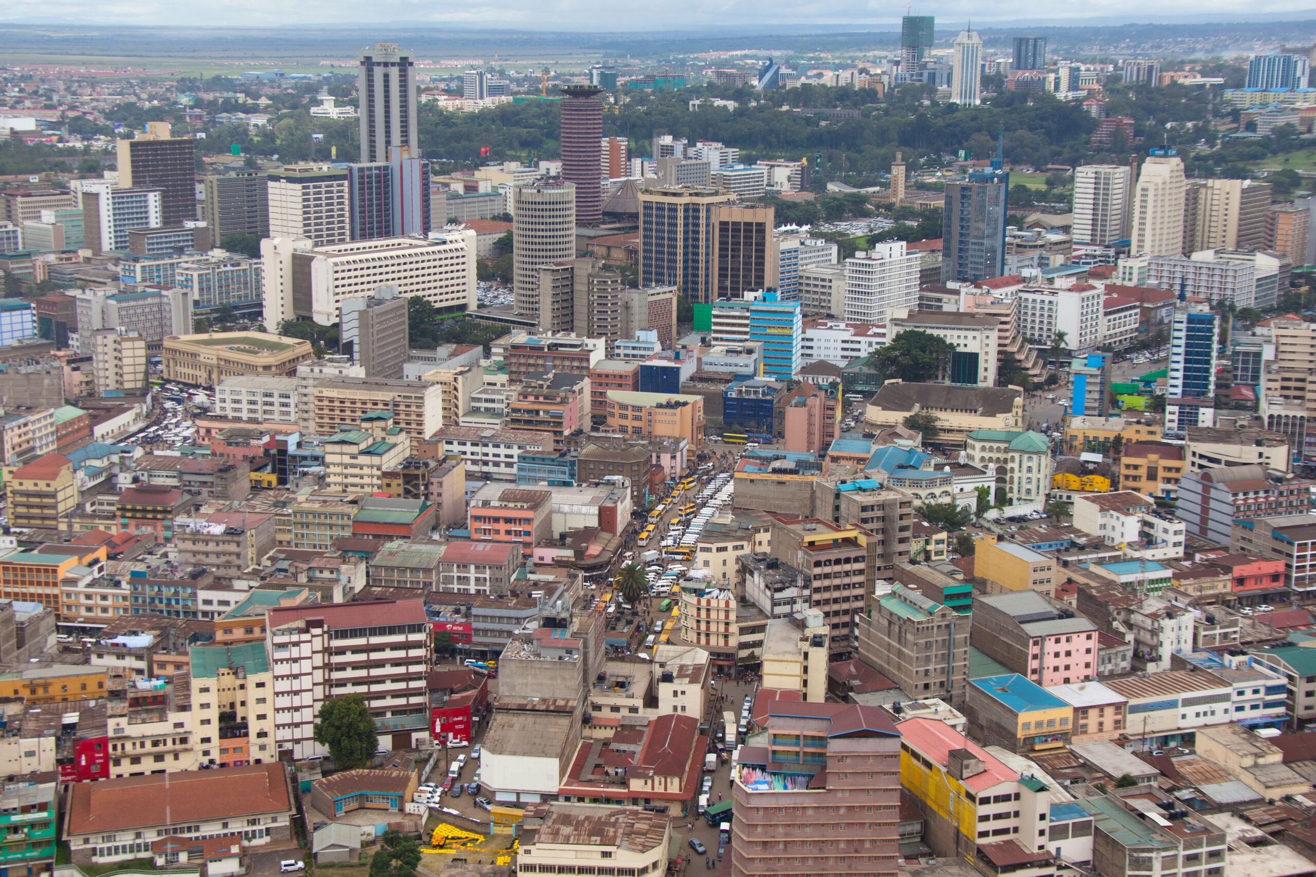 Les Kenyans contestant une imminente hausse des impôts dispersés par la police à Nairobi