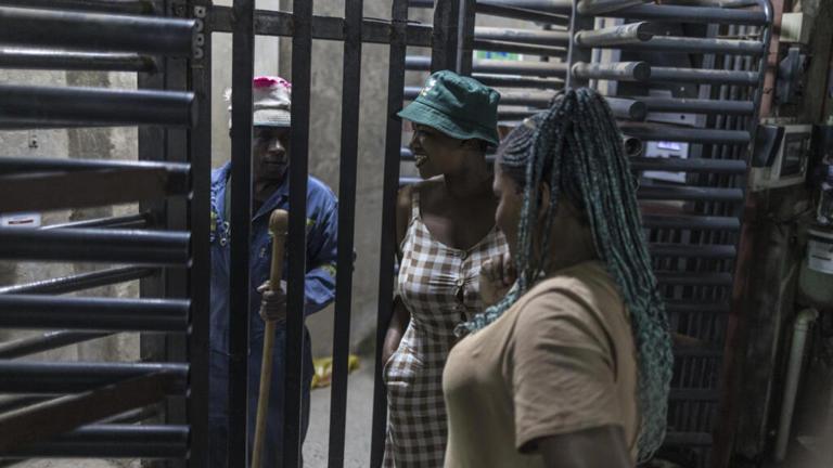 Afrique du Sud: Bloqués sous terre depuis trois jours, 100 mineurs remontent à la surface