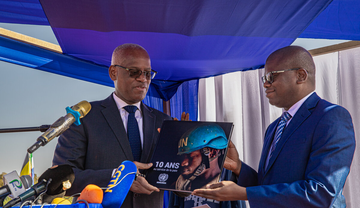 Le Chef de la MINUSMA, El Ghassim Wane rend hommage aux Casques bleus morts avant le départ du Mali