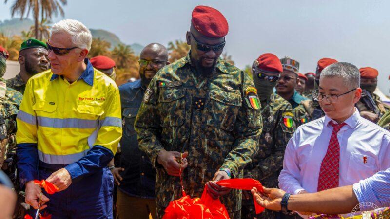 Guinée : Pose de la première poutre du chemin de fer de la Compagnie du Trans-Guinéen