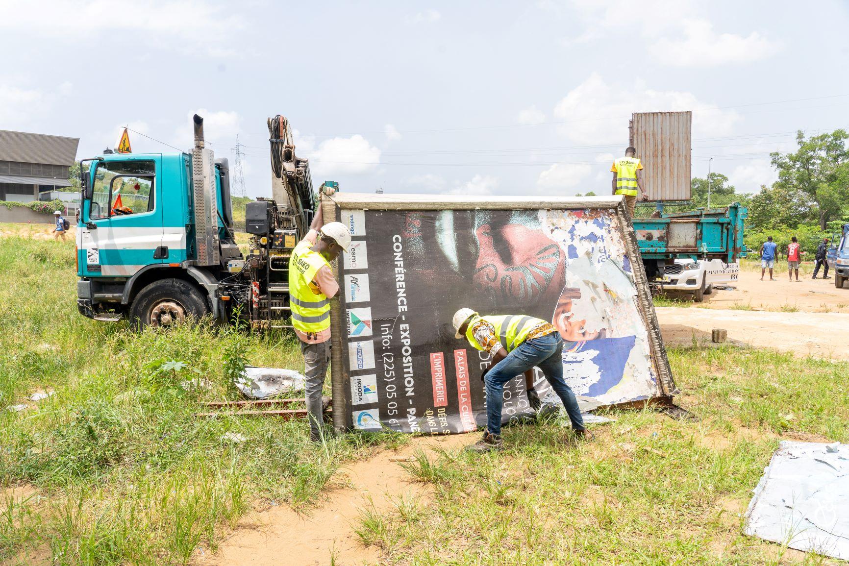 Début de l’opération de démantèlement des panneaux irréguliers en Côte d’Ivoire