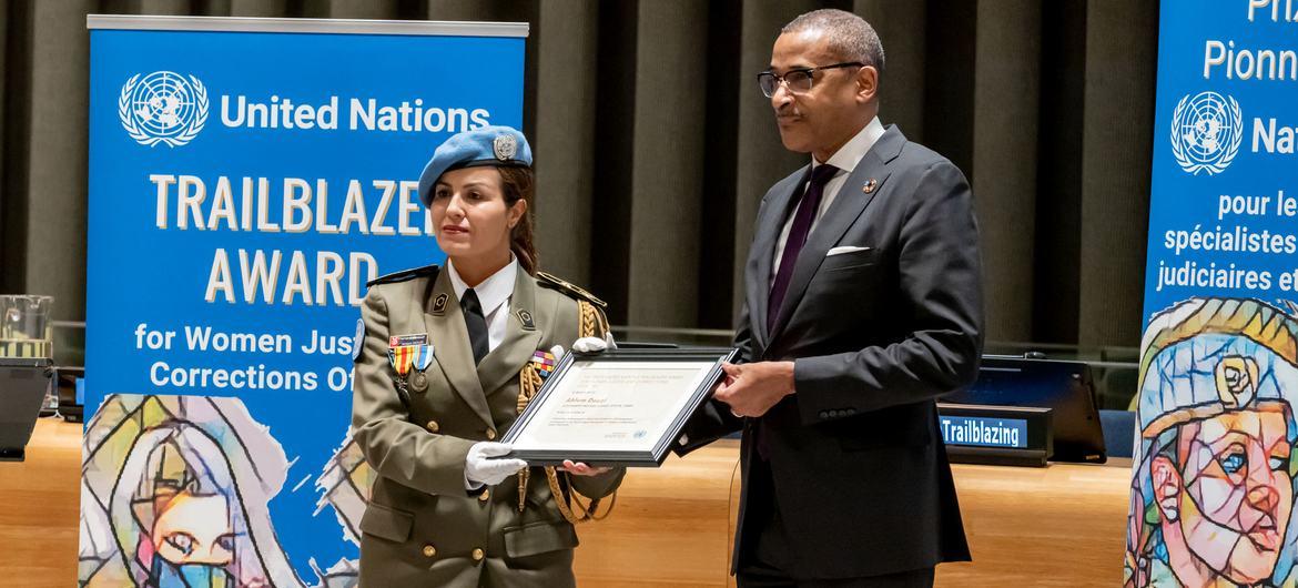 RDC : La tunisienne Ahlem Douzi remporte le Prix de la pionnière pour les femmes expertes en question judiciaire et pénitentiaire