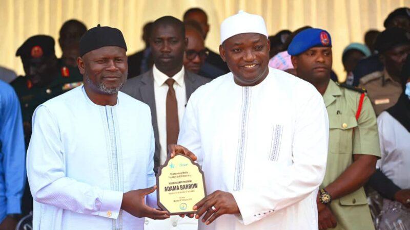 Gambie : Le président Barrow reçoit le prix de la liberté des médias décerné par la chaîne de télévision «Start TV – The Gambia»