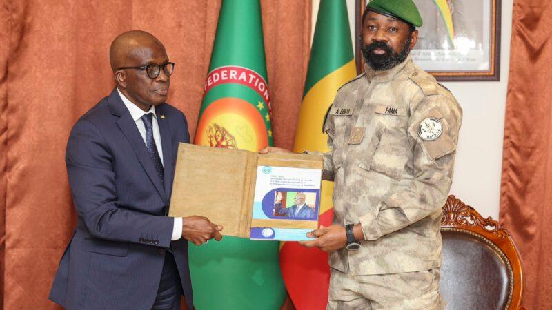 Le président malien, Assimi Goïta reçoit une copie du rapport bilan 2018-2025 du Bureau du Vérificateur Général