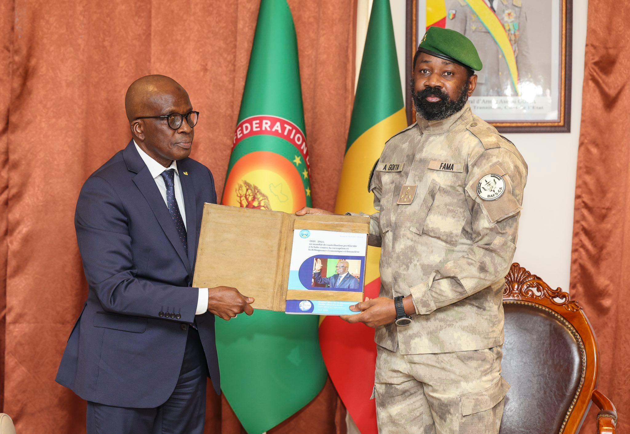 Le président malien, Assimi Goïta reçoit une copie du rapport bilan 2018-2025 du Bureau du Vérificateur Général