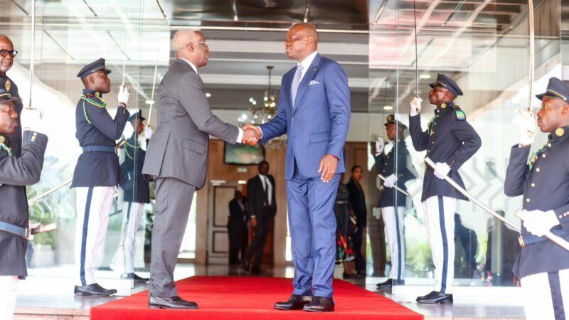 Gabon : Le président Nguema valide la démission du Premier ministre Ndong Sima