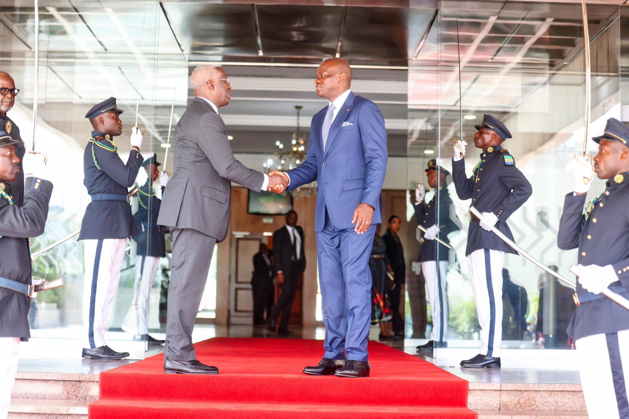 Gabon : Le président Nguema valide la démission du Premier ministre Ndong Sima