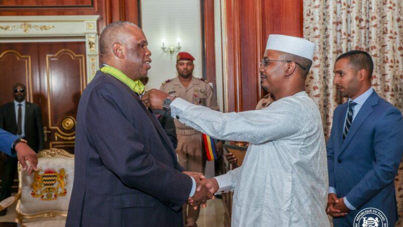 Le patron d’AFREXIMBANK décoré par le Chef de l’Etat tchadien
