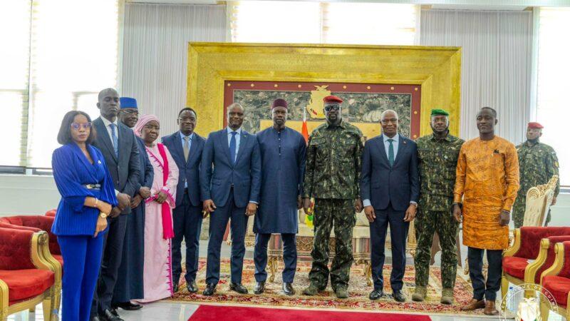 Le PM sénégalais, Ousmane Sonko poursuit sa tournée sous-régionale en Sierra Leone après l’étape guinéenne