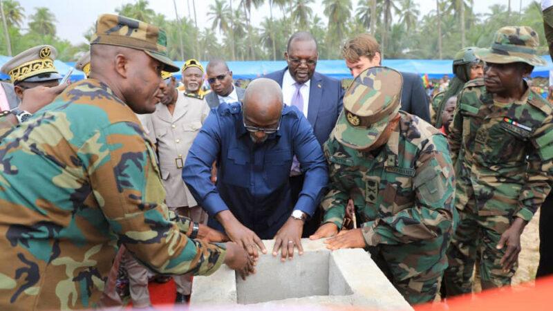 Pose officielle d’une borne à Newtown, délimitant la frontière entre la Côte d’Ivoire et le Ghana