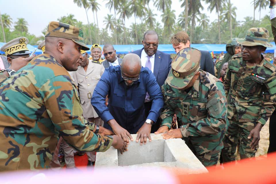 Pose officielle d’une borne à Newtown, délimitant la frontière entre la Côte d’Ivoire et le Ghana