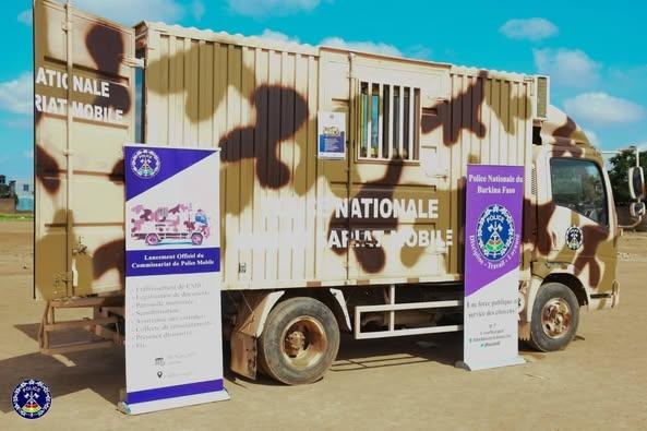 Le Burkina Faso met en circulation le premier commissariat de police mobile