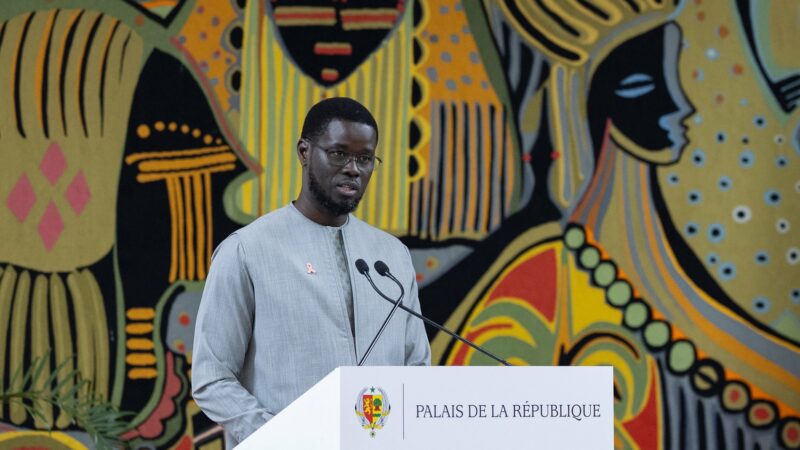 Le Président sénégalais reçoit une copie du livre blanc sur le massacre de Thiaroye de 1944