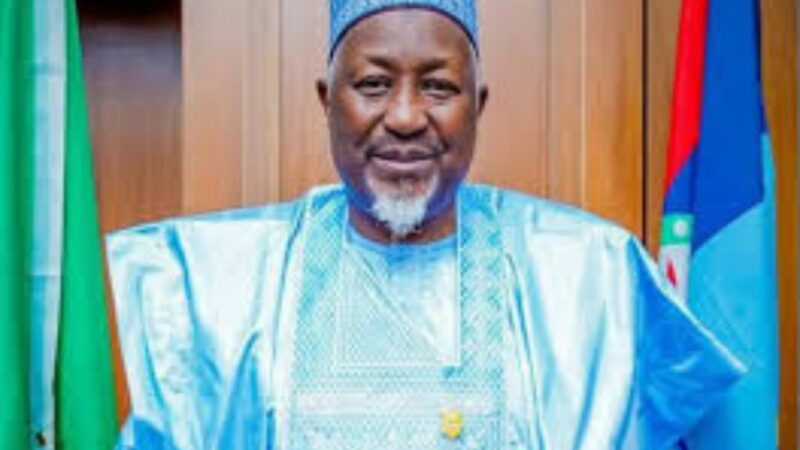 Le ministre nigérian de la Défense, Badaru Abubakar démission