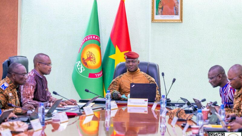 Le gouvernement burkinabè dissout tous les partis politiques