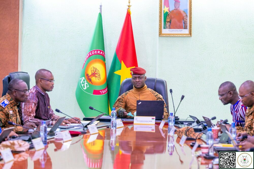 Le gouvernement burkinabè dissout tous les partis politiques