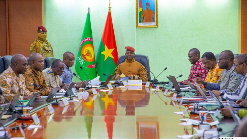 Le Gouvernement burkinabè révoque quatre agents pour faits de corruption