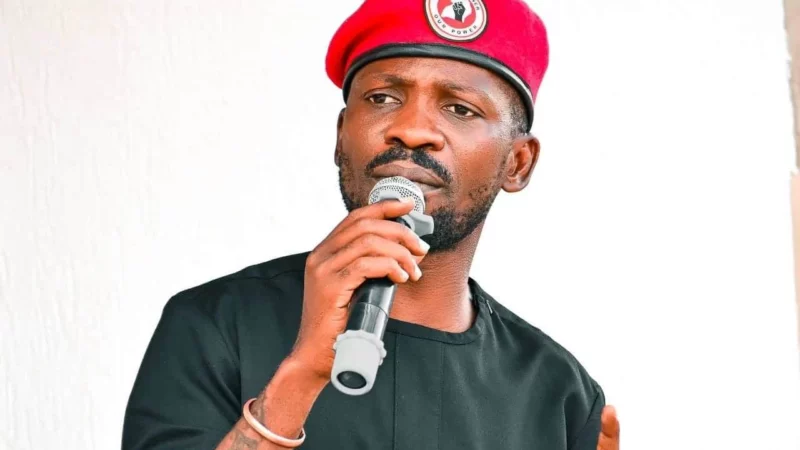 L’opposant ougandais Bobi Wine annonce son départ temporaire de son pays