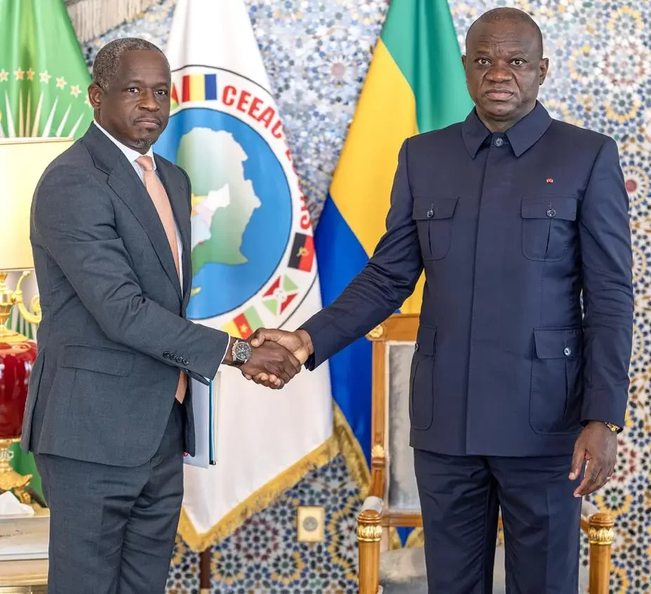 Le Président gabonais, Oligui Nguema reçoit une copie du rapport sur les 100 premiers jours du nouveau gouvernement